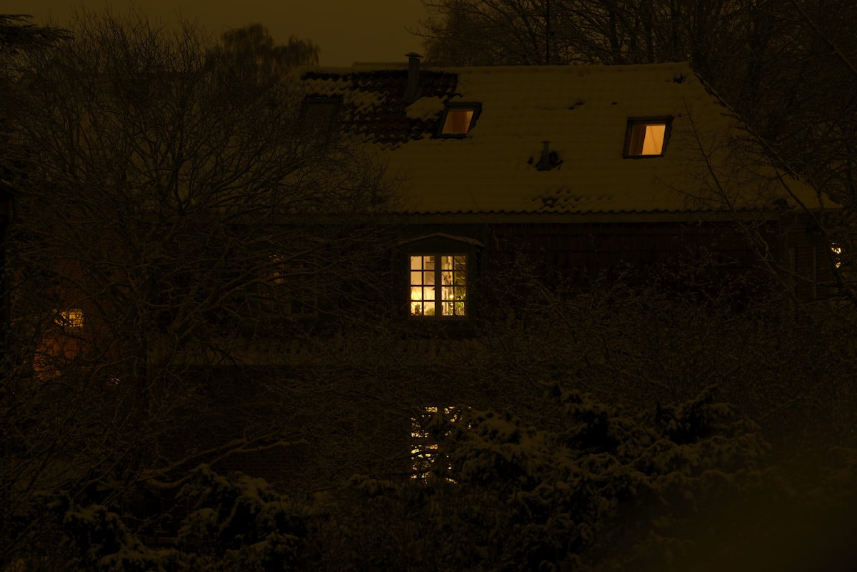 Woning met verlichte ramen in de avond
